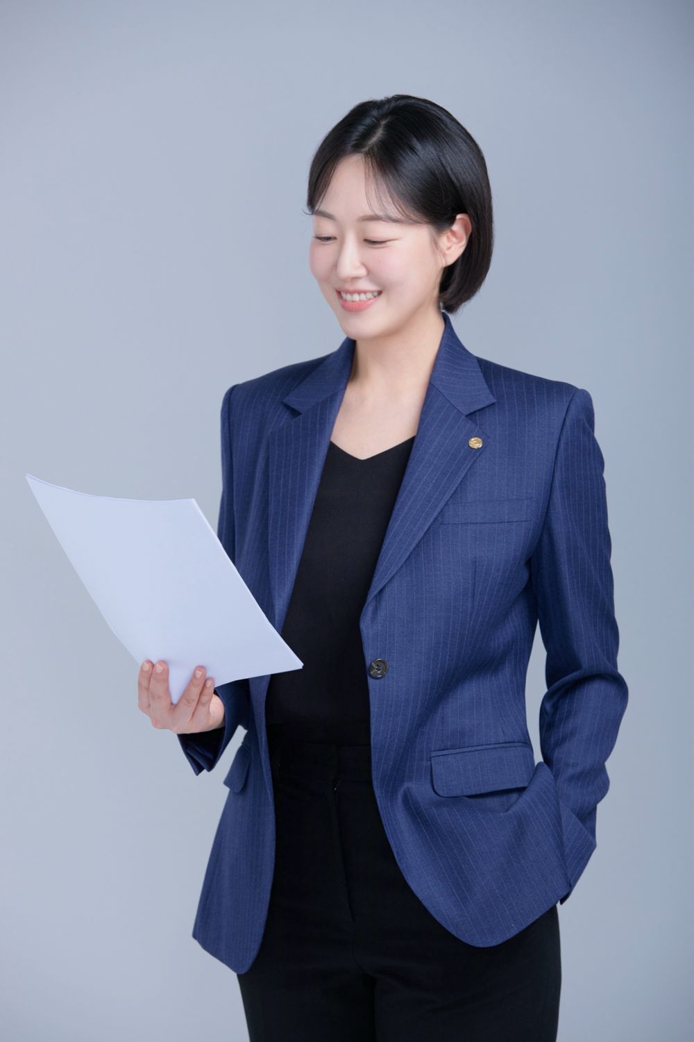 서류를 검토하는 박정현 세무사